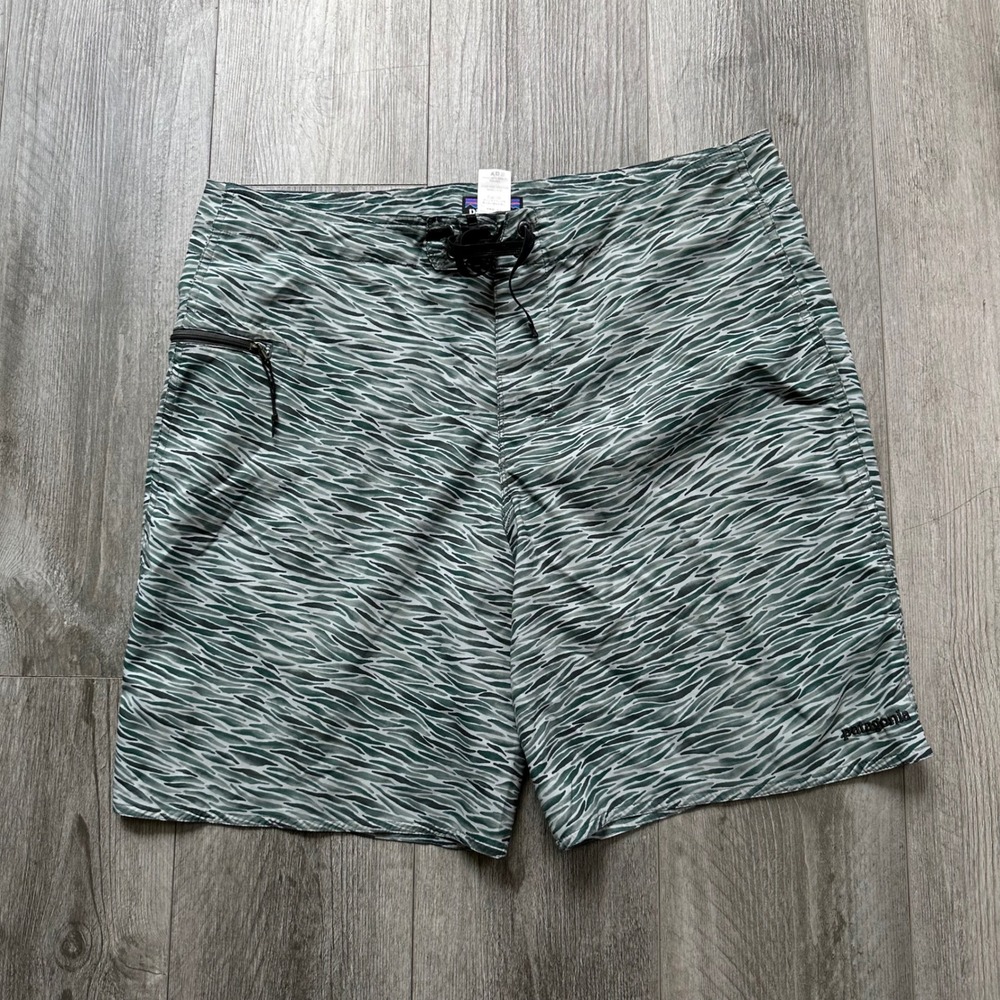 Patagonia Men's Size 38 Green Wave Print Board Shorts Swim Trunks